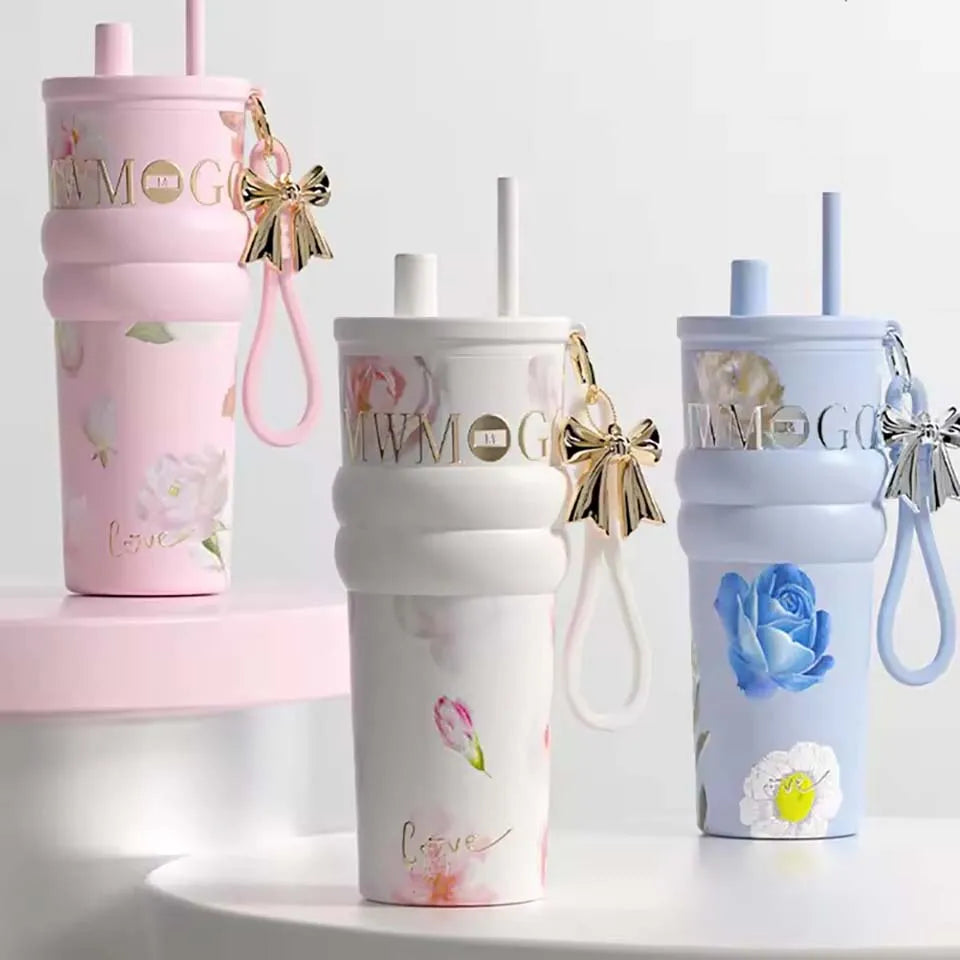 1 Stück 2026 Blossoms Neues Modell Stroh-Isolierbecher 710ml Große Kapazität Stilvoller Kaffeebecher Tragbarer Reise-Auto-Eisbecher Geschenke für Frauen
