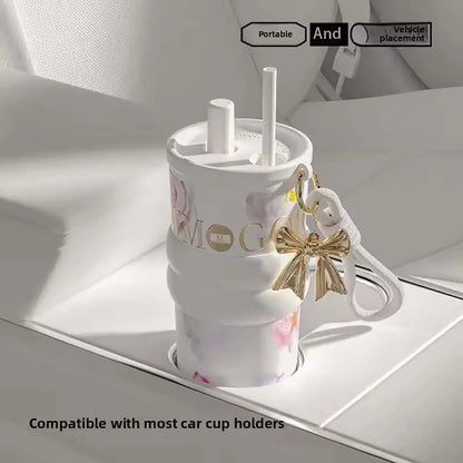 1 Stück 2026 Blossoms Neues Modell Stroh-Isolierbecher 710ml Große Kapazität Stilvoller Kaffeebecher Tragbarer Reise-Auto-Eisbecher Geschenke für Frauen