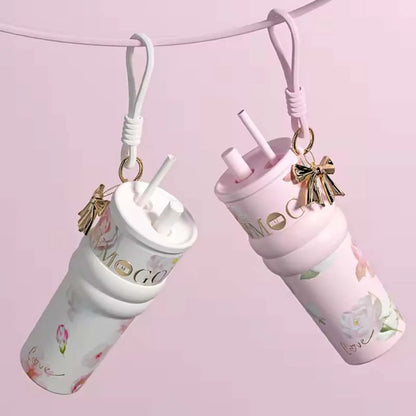 1 Stück 2026 Blossoms Neues Modell Stroh-Isolierbecher 710ml Große Kapazität Stilvoller Kaffeebecher Tragbarer Reise-Auto-Eisbecher Geschenke für Frauen